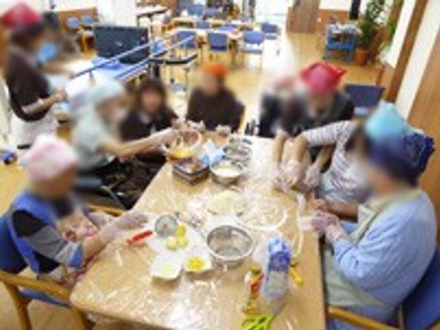 楽しい共同キッチン ダイニングルーム みんなで料理を楽しむ光景です。リラックスした雰囲気の中で、和やかな時間が流れます。