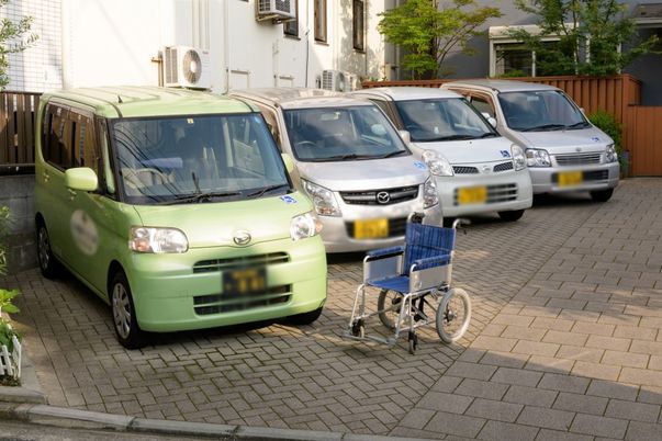 四台の車と車椅子の駐車場