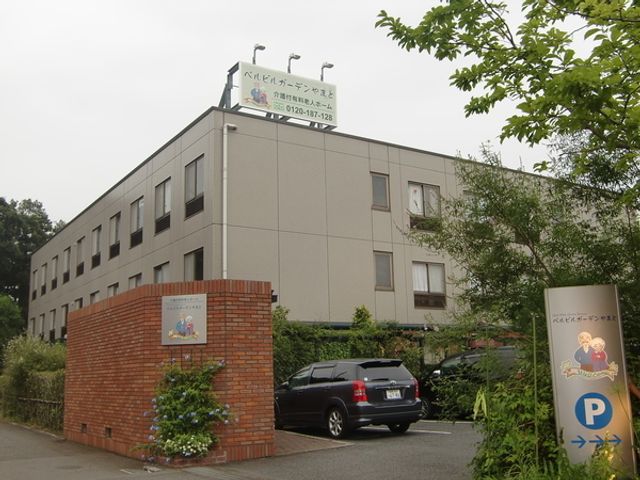 快適な施設外観 外観 緑豊かな環境に囲まれた、落ち着いた色合いの建物です。ゆとりある駐車スペースも完備しており、ご訪問も安心です。