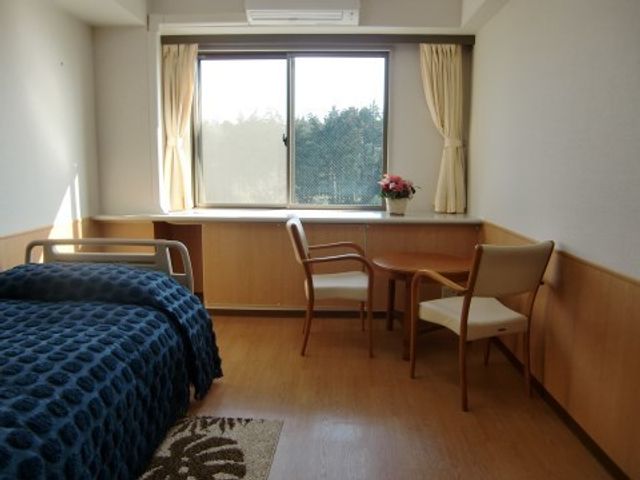 居心地の良い居室空間 居室 広々とした明るい部屋で、日当たりも良好です。快適な生活のための家具も整っており、ゆったりと過ごせる環境が整っています。