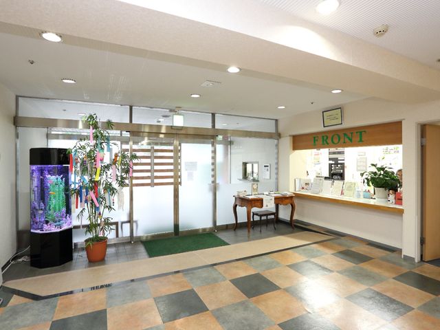エントランスの明るい風景 玄関 清潔感があり、植物やアクアリウムで落ち着いた雰囲気のエントランスです。心地よい空間で新たな職場を考えてみませんか。