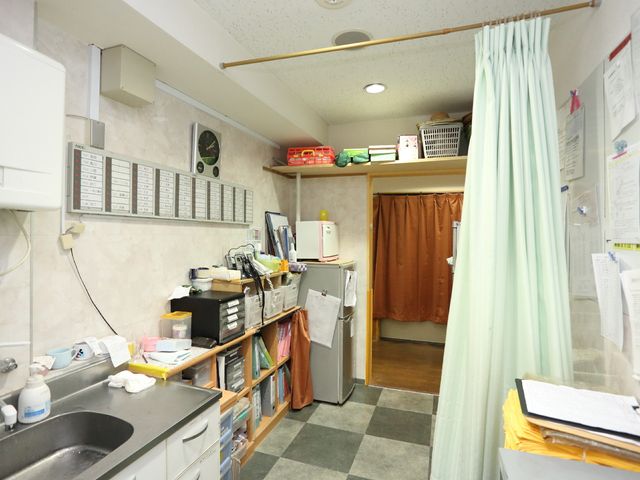 作業スペースの一角 ナースステーション きちんと整理されたスペースで、日常の運営が行われている様子が伺えます。スタッフ間の連携も円滑に進む工夫が見られます。