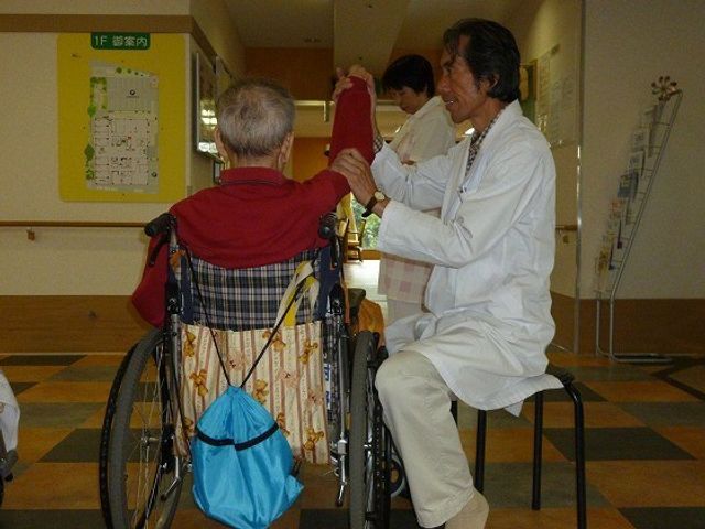 スタッフと利用者の交流 リハビリ ケアスタッフが利用者様と心を通わせる姿が印象的な機能訓練室です。素敵なふれあいを通じて、日々のサポートが行われています。