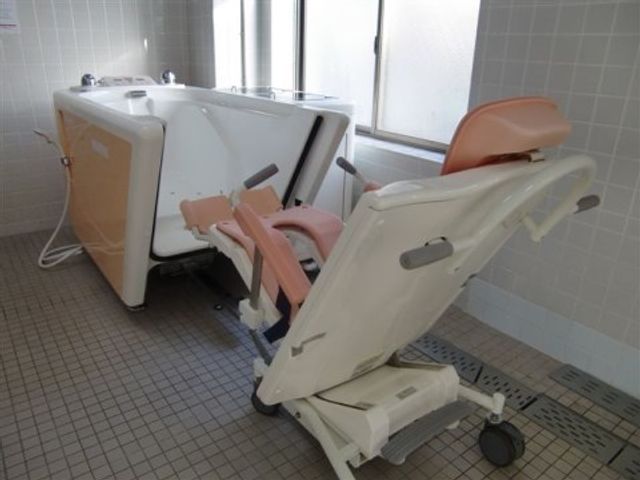 バスチェアのある綺麗な空間 特別浴槽 やわらかい色合いのバスチェアが備えられた清潔感のある浴室です。ゆったりとしたバスタイムをサポートする設備が整っています。