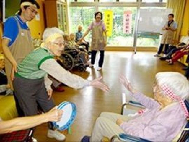 楽しいレクリエーション活動 日常 笑顔あふれる活動現場で、ご利用者様が楽しみながら体を動かされています。共に笑顔を支えるやりがいを感じませんか。