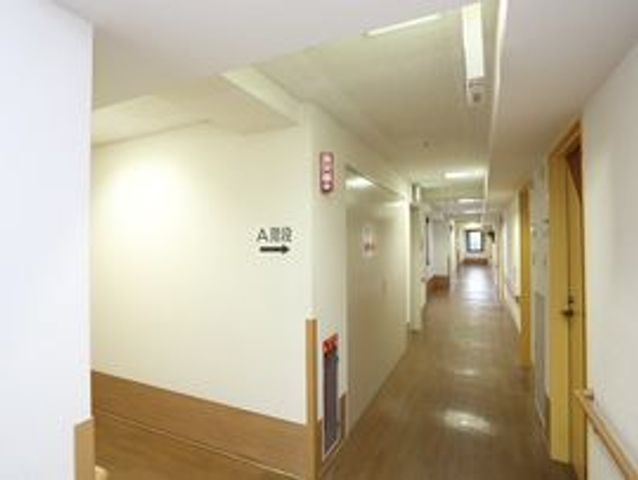 広々とした明るい廊下