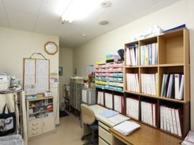 整理された書類の事務室 事務室 整頓された事務室には、書類が分類されて保管されており、業務の効率化が図られています。