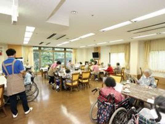 利用者が集う明るい空間