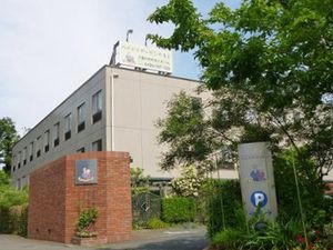 建物外観と緑の入口  