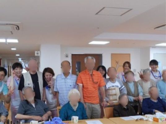 笑顔の人々とダイニング