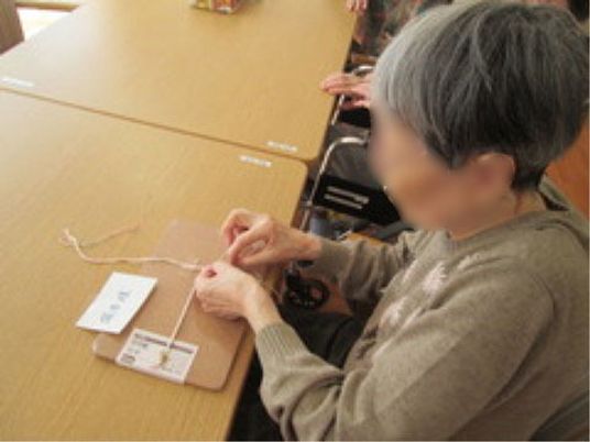 手作業をする高齢者の方