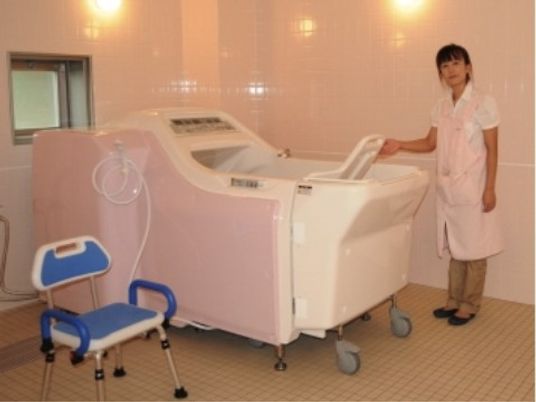 笑顔のスタッフと浴室