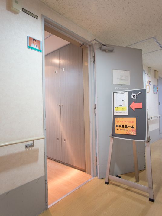 廊下の開いた扉