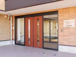 明るいエントランスの様子