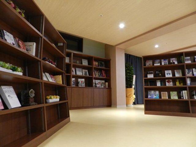 本棚とゆとりの空間 図書室 ゆったりとしたラウンジエリアで、多彩な読み物を選んで静かな時間を過ごせます。ここは落ち着いた環境でリフレッシュするのに適した場所です。