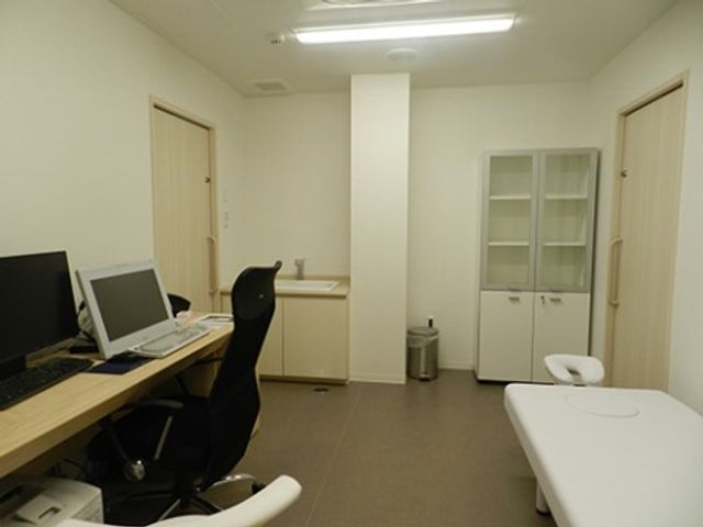 機能的な診療室 併設クリニック 清潔感のあふれる診察室では、日々の健康管理がしっかり行われています。スタッフ用のデスクも完備され、円滑な業務が支援されています。