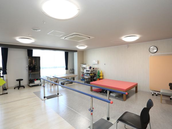 訓練機器のある明るい部屋