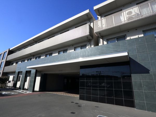 モダンな建物のエントランス