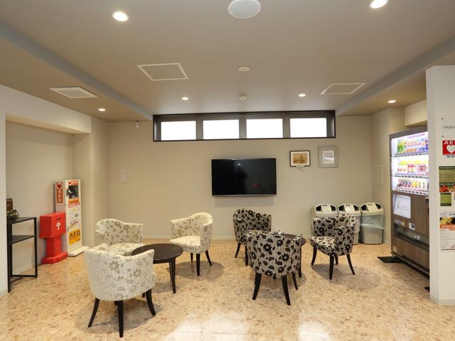 快適な休憩スペース 共有スペース ゆっくりくつろげる休憩室です。柔らかな照明の下、くつろぎながらコミュニケーションを大切にできる設計となっています。