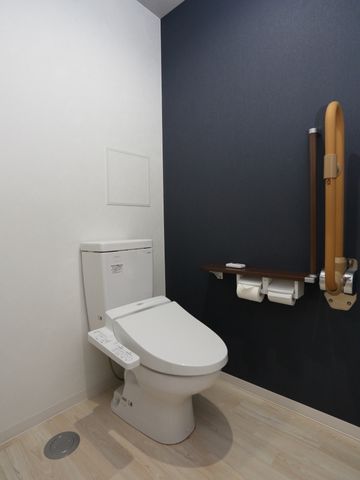 バリアフリートイレの配置 トイレ 手すり付きで安全性を考えた清潔感のあるトイレです。使いやすさに配慮して設計されており、皆さんの支援に活かせます。