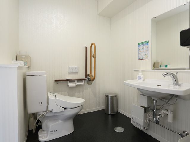 清潔なトイレ設備 トイレ 安全に配慮された設計のトイレで、手すりが支えとなり安心してご利用いただけます。