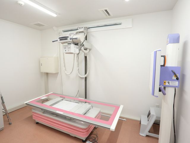 清潔な機能訓練室 併設クリニック 適切な設備が整った訓練室です。こちらで身体機能の維持向上をサポートします。