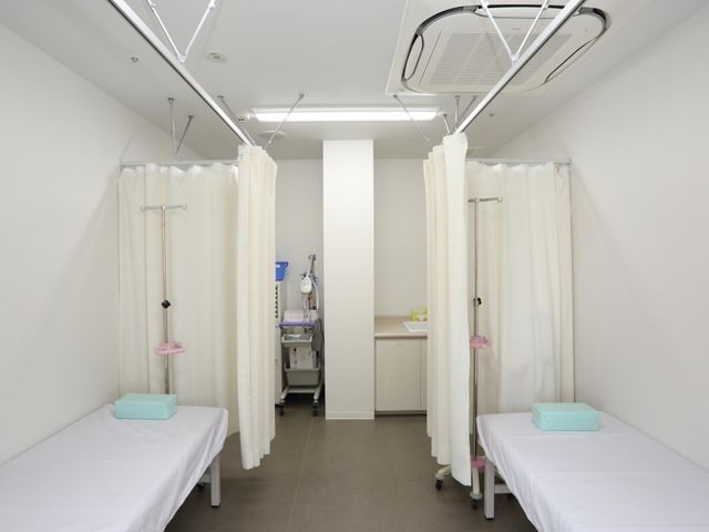 清潔な機能訓練室 併設クリニック 整理整頓された機能訓練室です。白を基調とした清潔感ある空間で、利用者さまのリハビリを支援します。