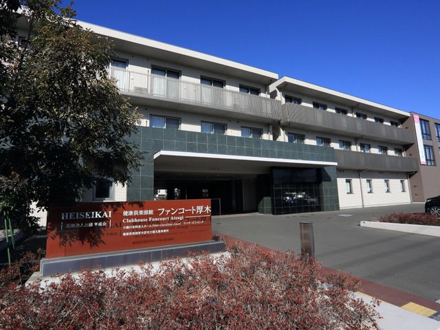 快適な施設の外観 外観 日差しが降り注ぐ清潔感のある建物前です。ご自宅のような安心感を求めている方には適した環境となっています。