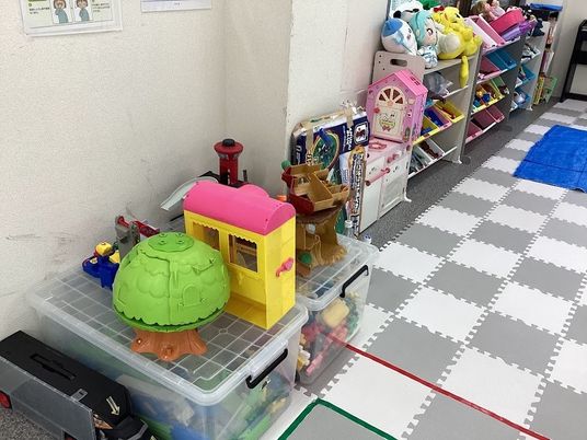 おもちゃが並ぶ多目的室  