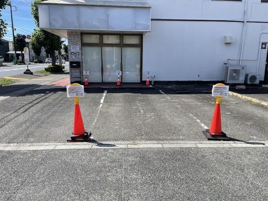 建物正面の駐車場  