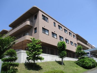 緑に囲まれた建物外観