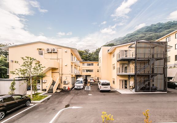 車が停まる建物の外観