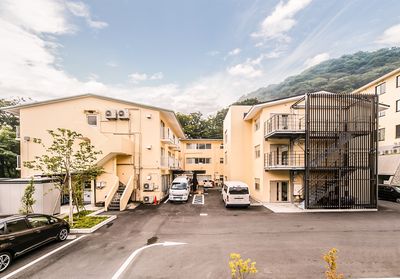 車が停まる建物の外観
