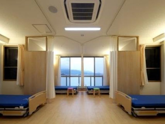 窓辺が特徴の居室 居室 自然光がたっぷり差し込む居室では、リラックスして過ごせる環境が整っています。
