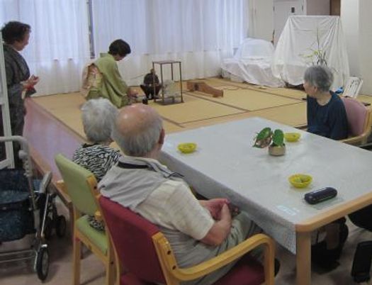 和やかな集会の一室