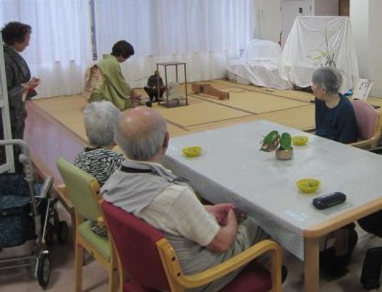 和やかな集会の一室
