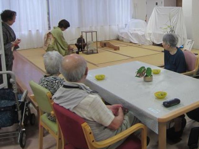 和やかな集会の一室 多目的室 和やかな集まりが行われている空間です。お茶を楽しみながら、穏やかな時間を過ごせます。