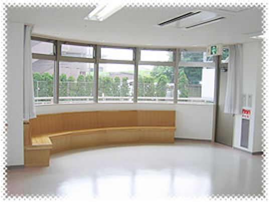 自然光が入るラウンジ