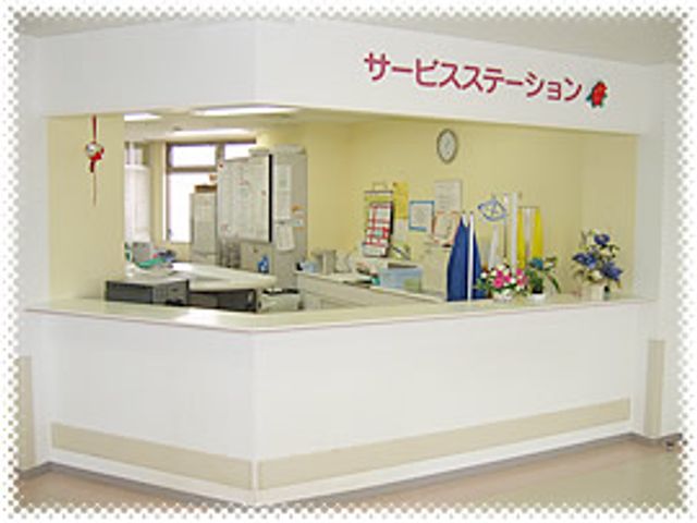 温かみのある受付 フロント 落ち着いた雰囲気で、訪問者やスタッフを和ませる暖かな空間です。
