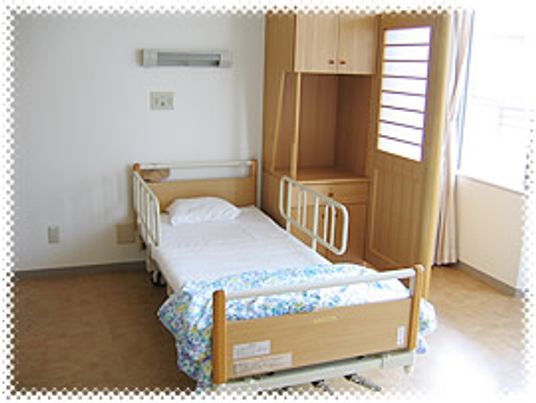 明るいベッド付き居室