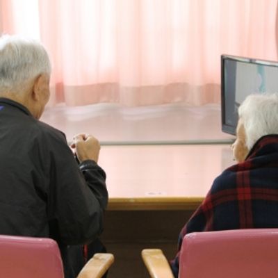テレビを楽しむ人々