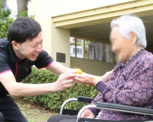 庭で過ごす様子