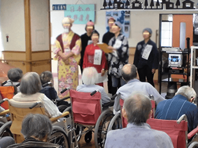 イベント中の交流会場 多目的室   イベントを通じて、和やかな交流が生まれる場です。車椅子の方も参加でき、安心です。