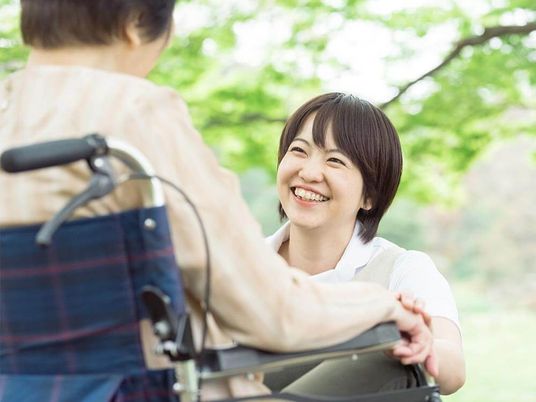 笑顔のケアスタッフと利用者