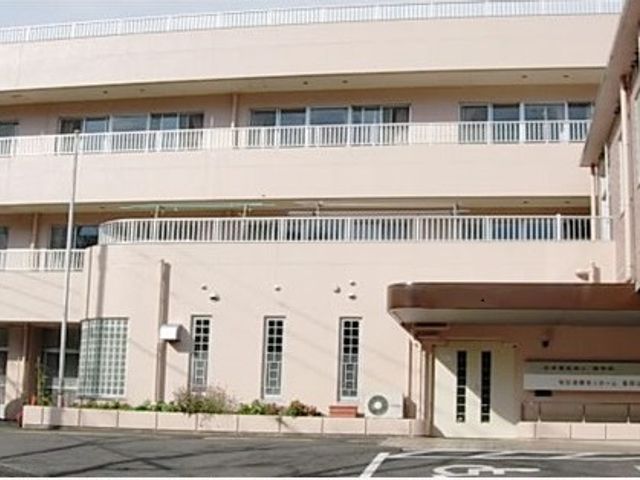 建物外観 外観   明るい色合いの建物で、横に長いバルコニーが印象的です。車寄せのある出入口も見え、働く場の雰囲気を想像しやすい外観です。
