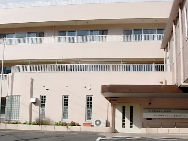 施設の外観 外観   ベージュ基調の落ち着いた建物外観です。バルコニーが複数あり、就業前に建物全体の雰囲気をつかみやすいです。
