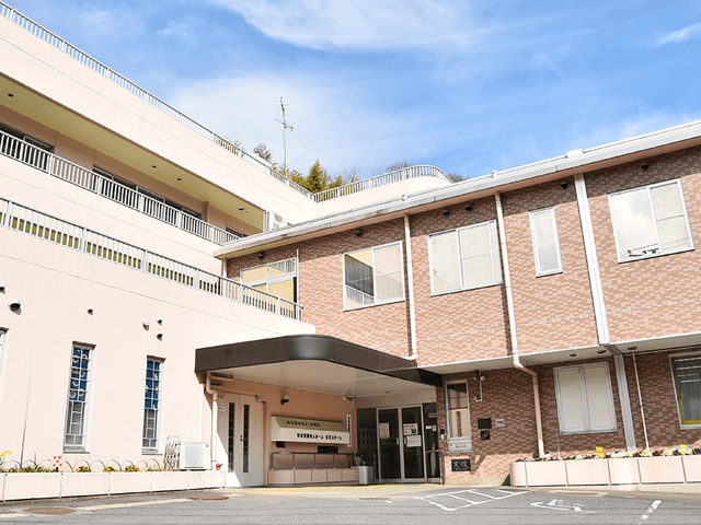 広々とした外観 外観 明るい空の下、広々とした建物があり、新しい環境で快適に働ける雰囲気です。