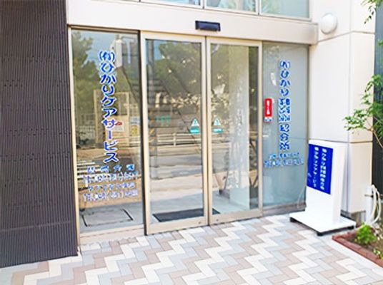 ガラス扉のエントランス  