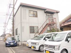 施設の外観と駐車場  