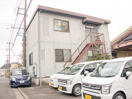 施設の外観と駐車場  